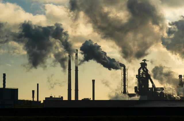 Sống trong môi trường ô nhiễm có thể khiến làn da bạn trở nên nhạy cảm hơn khi đeo vàng