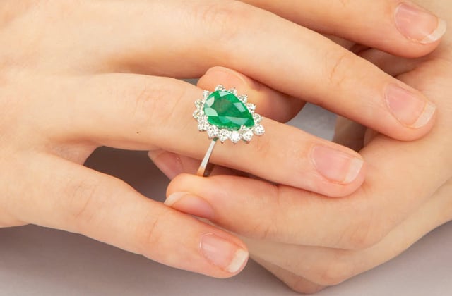 Việc đeo trang sức sinh hoạt thường xuyên trong thời gian dài khiến da bị ngứa ngáy, ăn tay