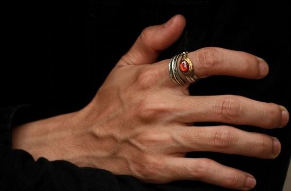 Chọn nhẫn nam phù hợp với dáng tay