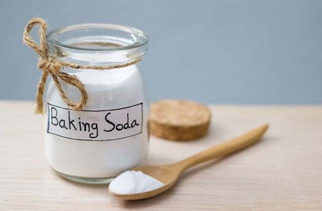 Baking soda có tính chất loại bỏ bụi bẩn và các chất bám dính trên bề mặt kim cương