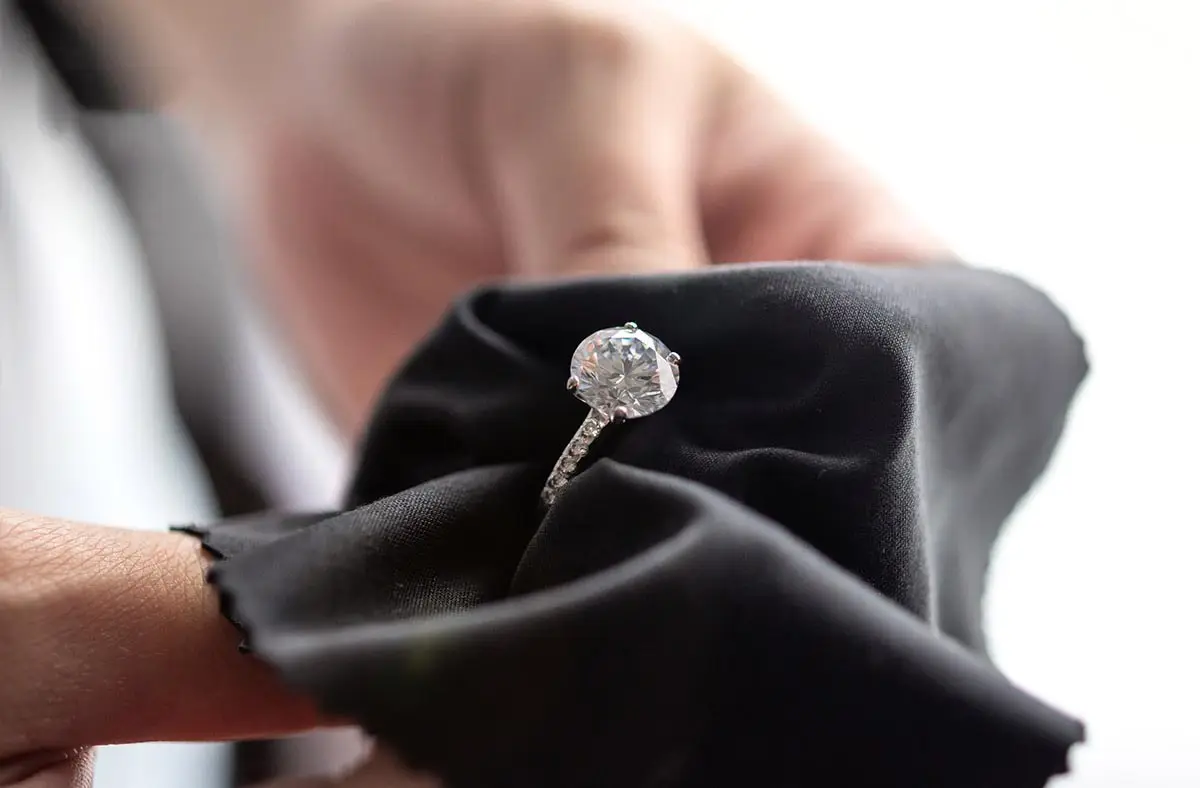 Nên vệ sinh nhẫn kim cương nhẹ nhàng, tránh các chất tẩy rửa mạnh