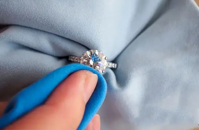 Nên làm sạch nhẫn kim cương tại nhà hai tuần một lần