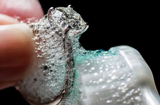 Làm sạch nhẫn kim cương bằng kem đánh răng ngay tại nhà