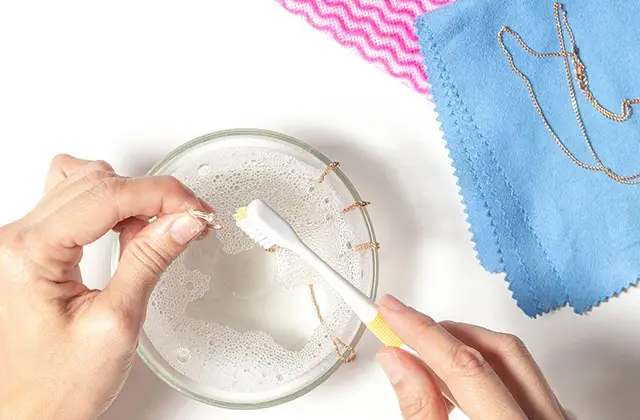 Làm sáng bóng nhẫn kim cương bằng cách sử dụng giấm