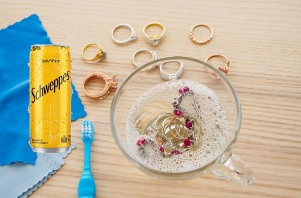 Sử dụng nước Soda có gas để làm sáng vàng trắng