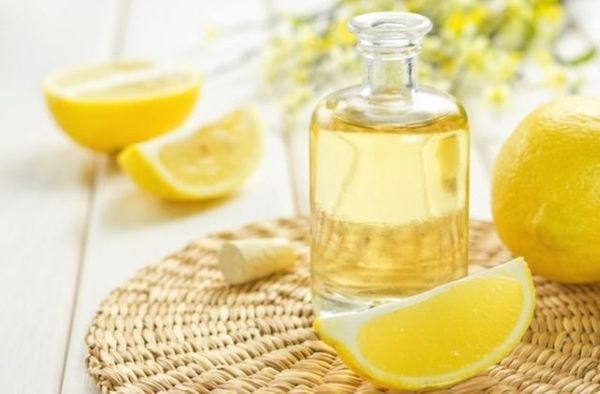 Dùng dầu oliu và nước chanh giúp vàng sáng bóng trở lại