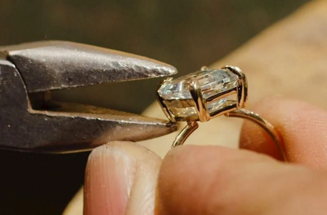 Phá hủy kim cương bằng kìm