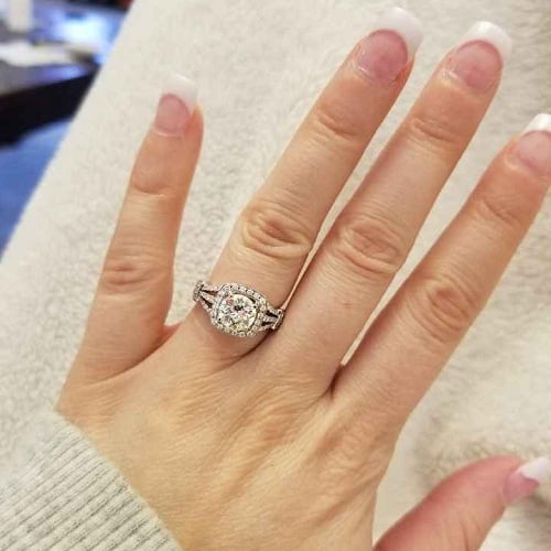 Đeo nhẫn bằng vật liệu thân thiện da