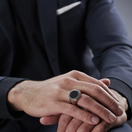 deo nhan ngon ap ut tay phai nam 1 1