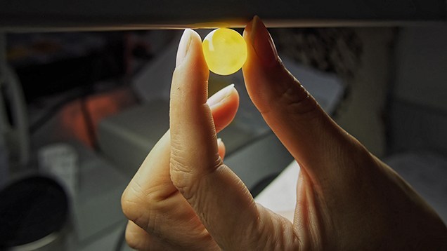 Hổ phách sáp ong dưới ánh sáng tự nhiên