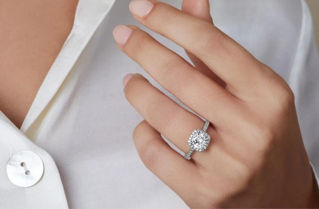 Nhẫn kim cương được chế tác từ kim loại quý kết hợp với kim cương