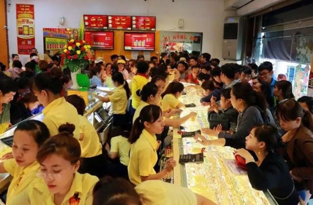 Chủ động so sánh lãi suất cầm vàng giữa các cửa hàng là yếu tố quan trọng trước khi quyết định cầm cố vàng