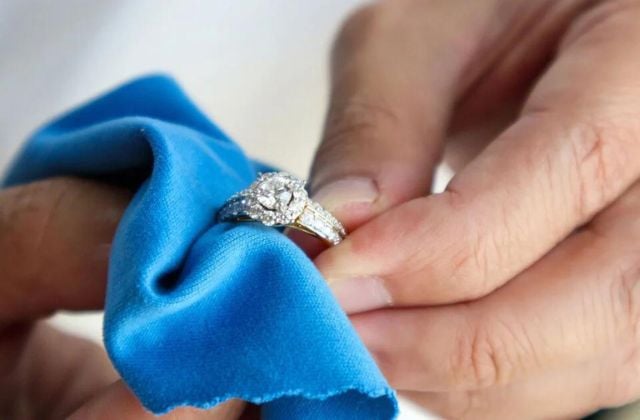 Vệ sinh nhẫn kim cương đúng cách