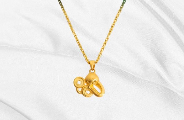 Mặt dây chuyền nam vàng 24K hình con rắn mang lại sự may mắn.