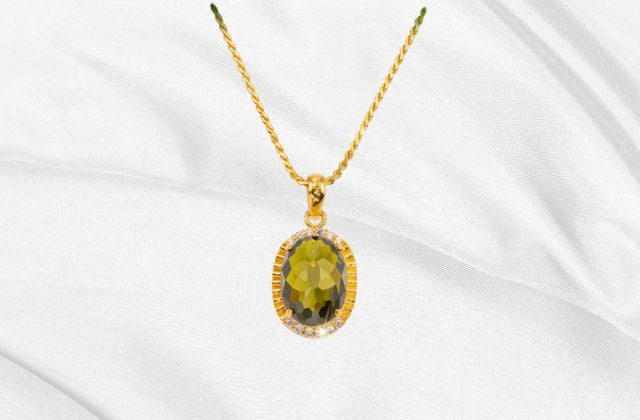 Mặt dây chuyền nam vàng 24K đính đá ruby xanh, ý nghĩa trường tồn và trí tuệ