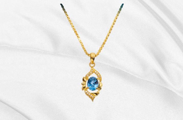 Mặt dây chuyền nam vàng 24K đính đá xanh dương, thể hiện sự sâu sắc, trí tuệ và ổn định