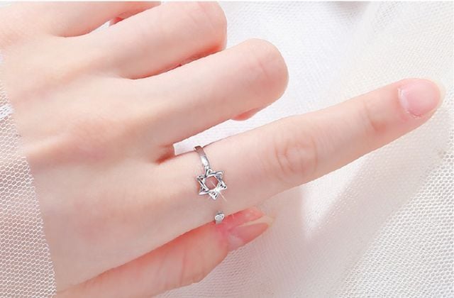 Người mệnh Thủy có nên đeo vàng không? Người mệnh Thủy chỉ nên đeo bạc có màu trắng tinh khiết thay vì trang sức vàng