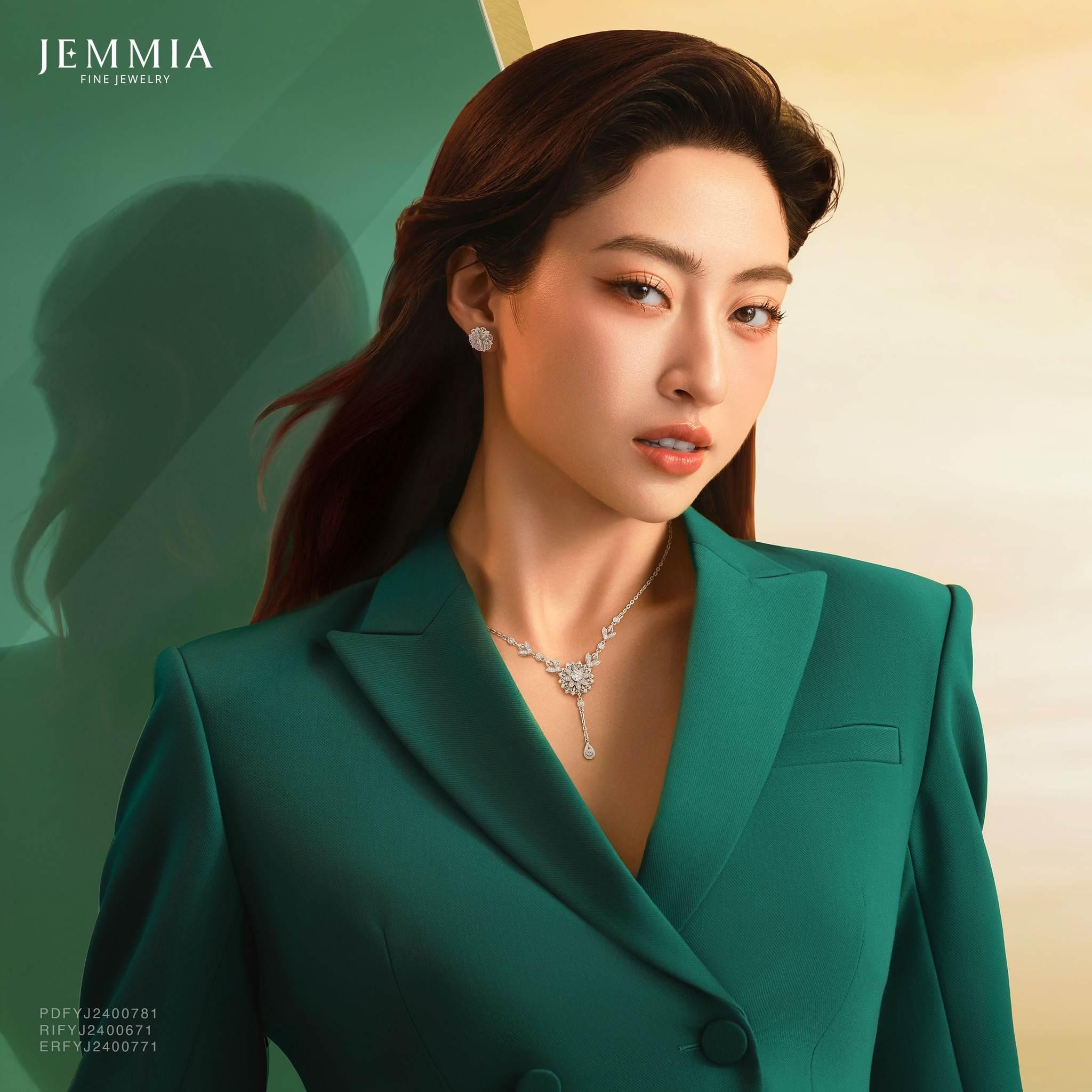 Người có cổ thanh mảnh có thể tự tin chọn dây ngắn hoặc choker.