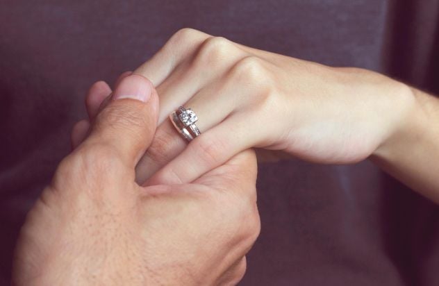 Ý Nghĩa Nhẫn Cầu Hôn Và Nhẫn Đính Hôn Khác Nhau Thế Nào?