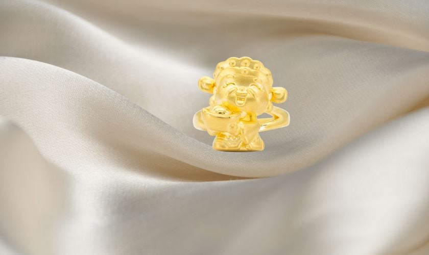 Nhẫn vàng thần tài 24K với hình biểu tượng ông Thần Tài