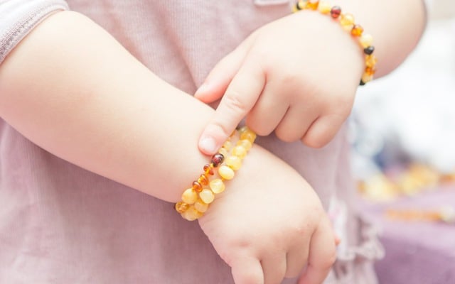 Tác dụng của hổ phách cho bé