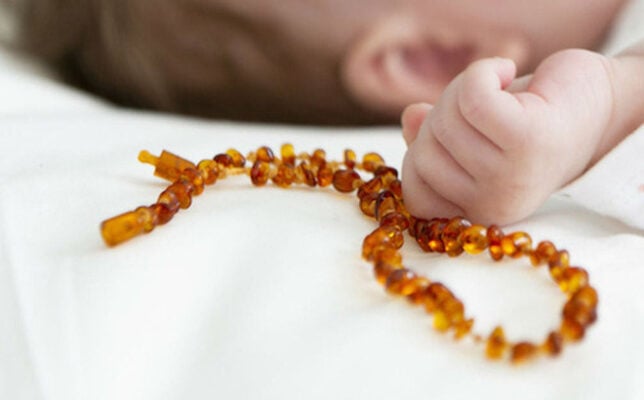 Nên đeo hổ phách cho bé từ khi đủ 6 tháng tuổi trở lên