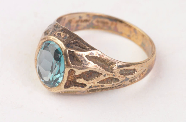 Đeo trang sức bị xỉn màu, oxy hóa cũng có thể gây nên tình trạng da dị ứng