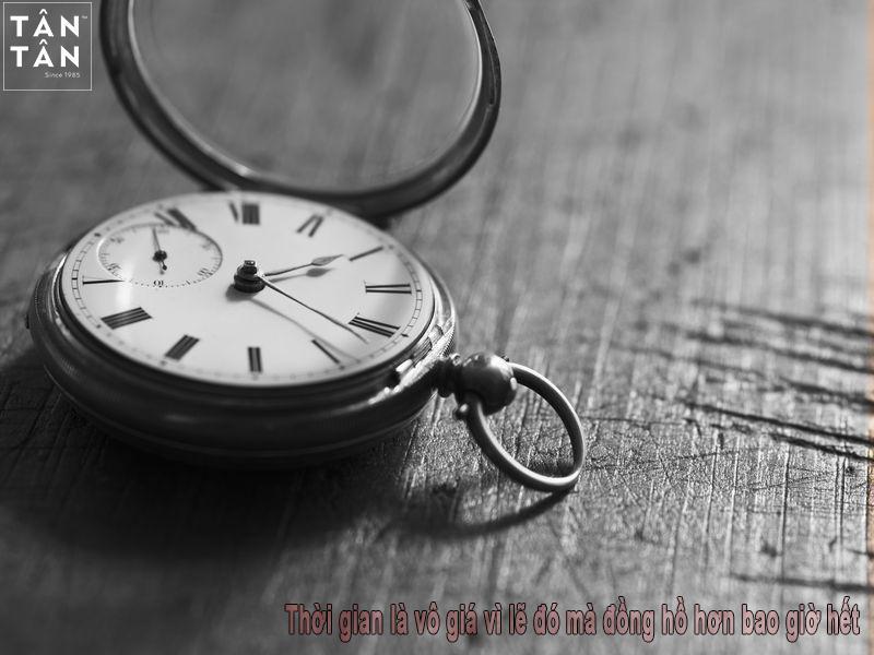 Đồng hồ đóng vai trò quan trọng trong việc quản lý thời gian cá nhân và xã hội.