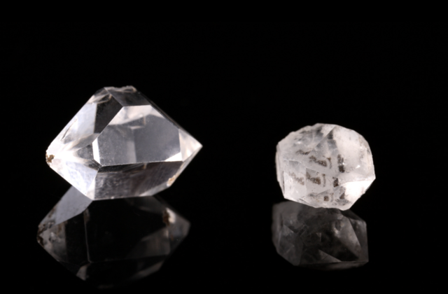 Nhận biết qua lớp vỏ ngoài của kim cương