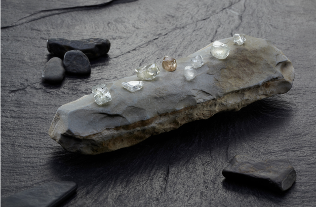 Nhận biết kim cương thô thông qua màu sắc là một trong những phương pháp hiệu quả