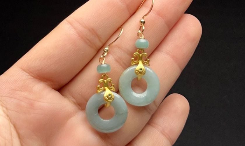 Bông tai đá cẩm thạch là gì