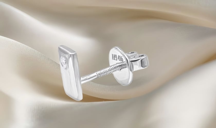 Khuyên tai nam vàng trắng 18K hình chữ nhật đính đá