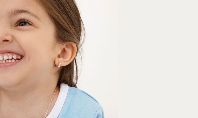 Cách chọn bông tai vàng 18k cho bé gái phù hợp