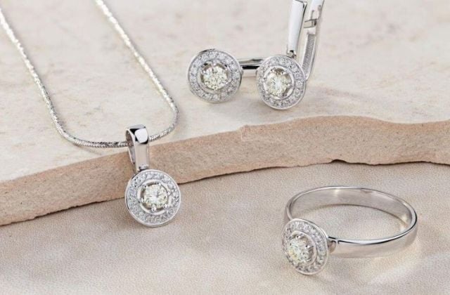 Vàng Ý có màu trắng bạc sáng bóng, sang trọng thường được sử dụng trong chế tạo trang sức