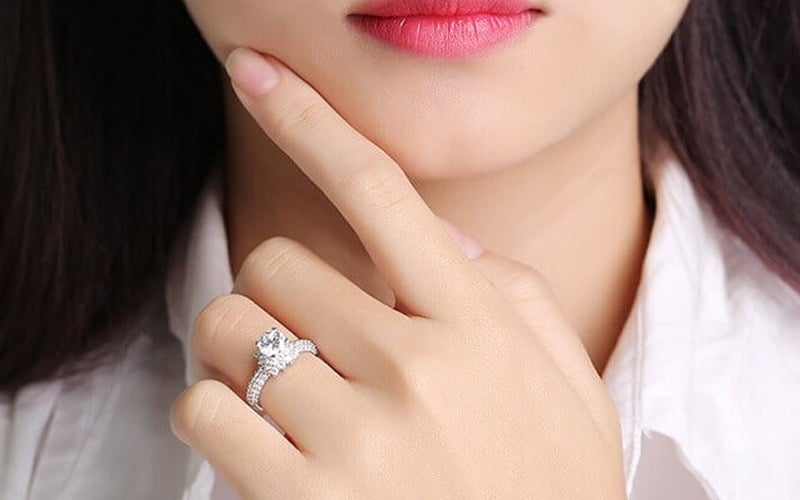 Quan sát chiều cao và cân nặng của đối phương để ước lượng size