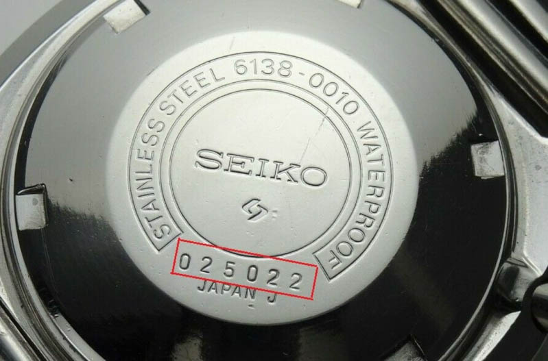 Mã đồng hồ Seiko được khắc trên mặt số hoặc mặt đáy đồng hồ