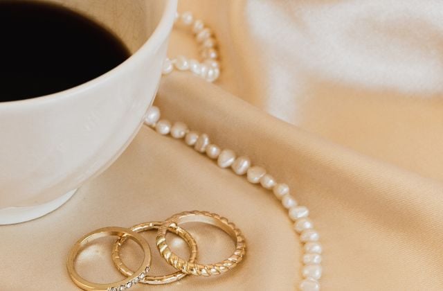 Thực hiện làm sáng trang sức bằng nước ngọt CocaCola dễ dàng