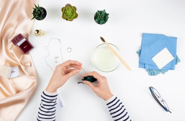 Làm sáng bóng trang sức của bạn bằng giấm an toàn