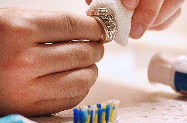 Cách làm sáng vàng bằng nước tẩy trang riêng cho trang sức