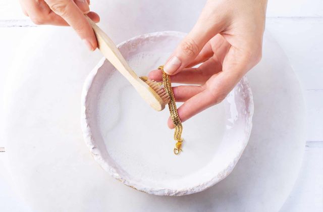 Dung dịch amoniac có tác dụng làm sáng bóng trang sức vàng