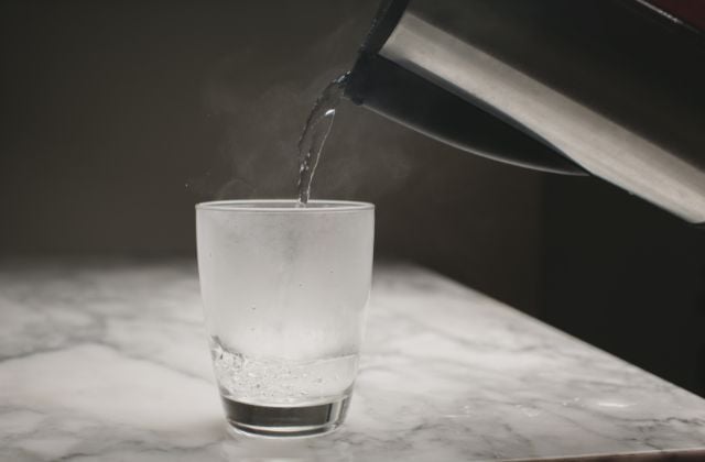 Cách làm sáng vàng bằng nước sôi