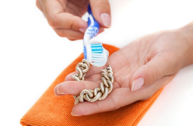 Sử dụng kem đánh răng để làm sáng vàng