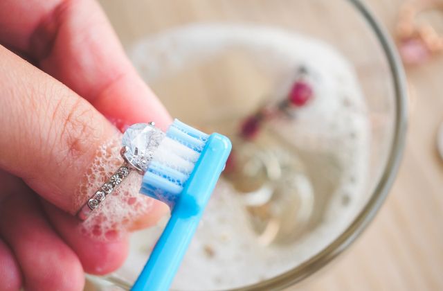 Sử dụng dầu gội để làm sáng bóng trang sức