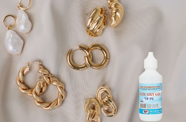 Dung dịch oxy già được dùng để làm sáng vàng