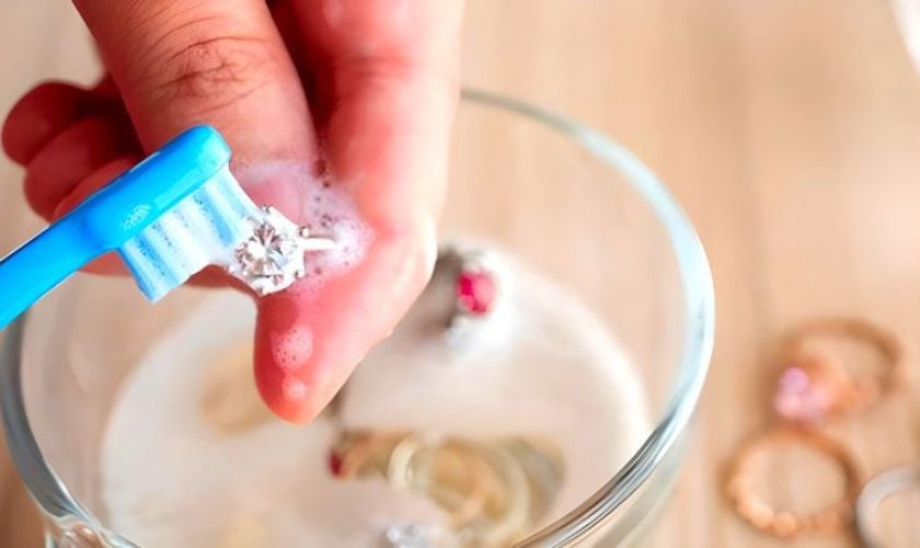 Làm sáng vàng tây đơn giản bằng kem đánh răng