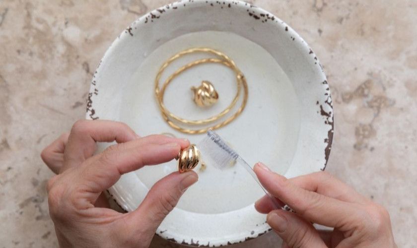 Làm sáng vàng tây bằng dầu gội đầu