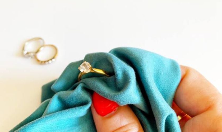 Cách bảo quản trang sức vàng Tây luôn sáng bóng