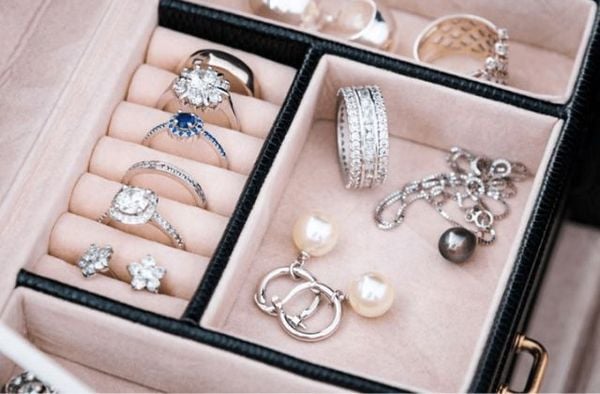 Cách bảo quản trang sức vàng trắng luôn mới