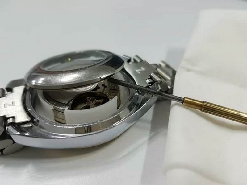 cach mo dong ho deo tay 1