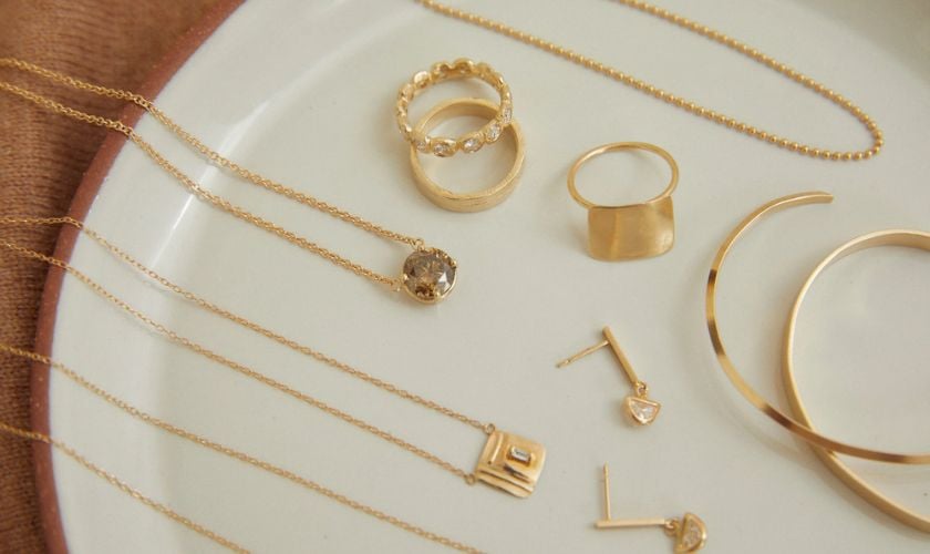 Quan sát bề ngoài trang sức vàng Tây